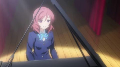 ピアノを演奏する西木野真姫