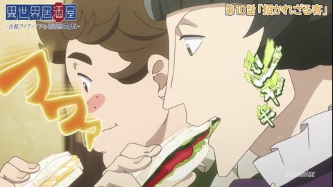 サンドイッチを食べる2人